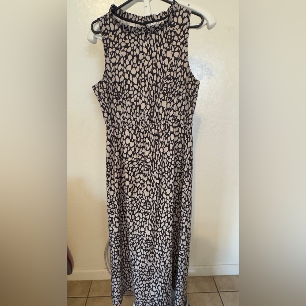 Elegant Black and White Sleeveless Dress